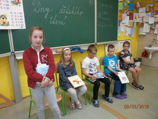 Děti ze čtenářského kroužku při projektu "Dny dětského čtení"